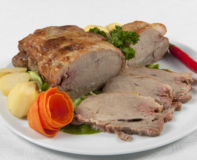 Gebakken kalfsfilet met aardappels en groente